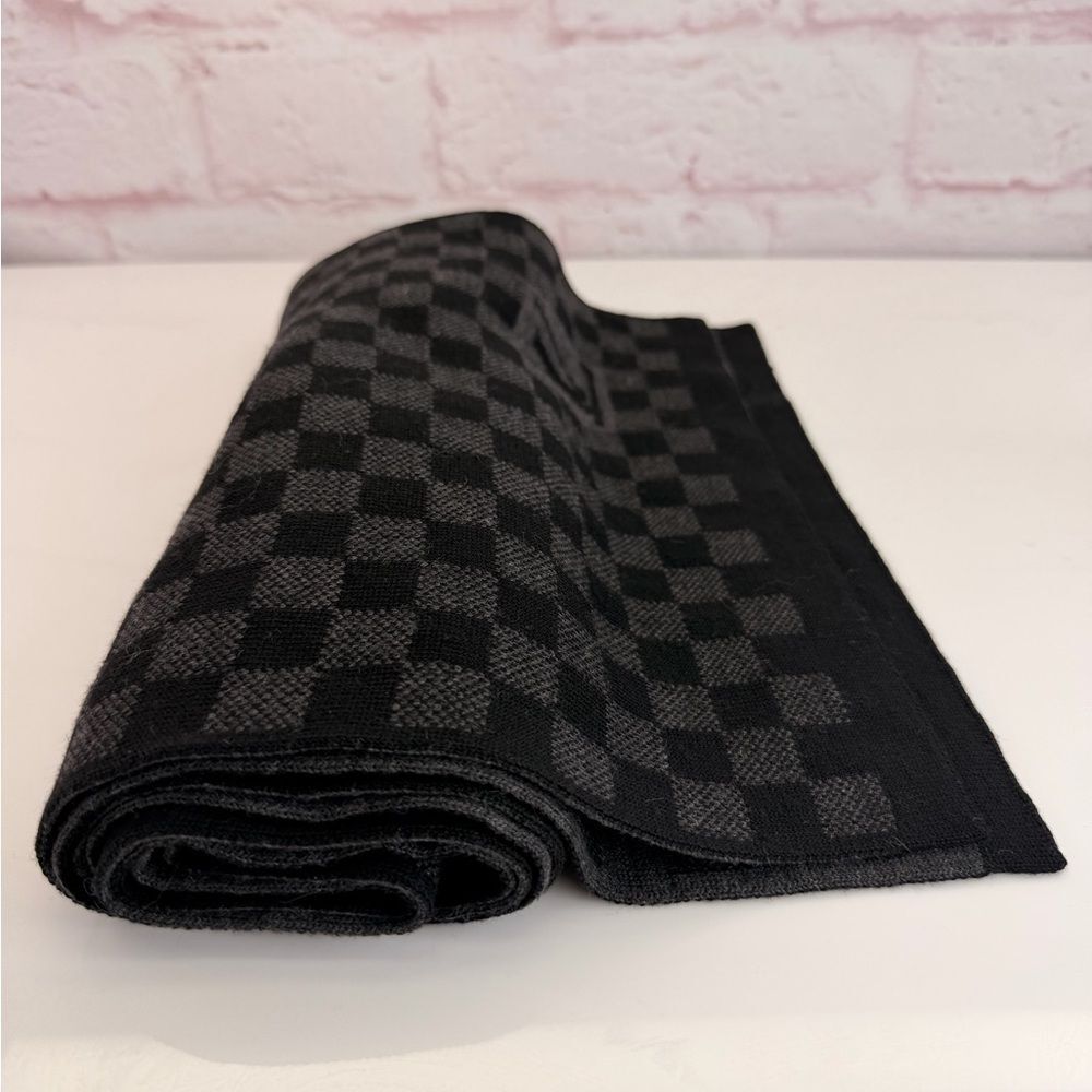 LOUIS VUITTON Black Petit Damier Wool Scarf - Picture 3 of 8